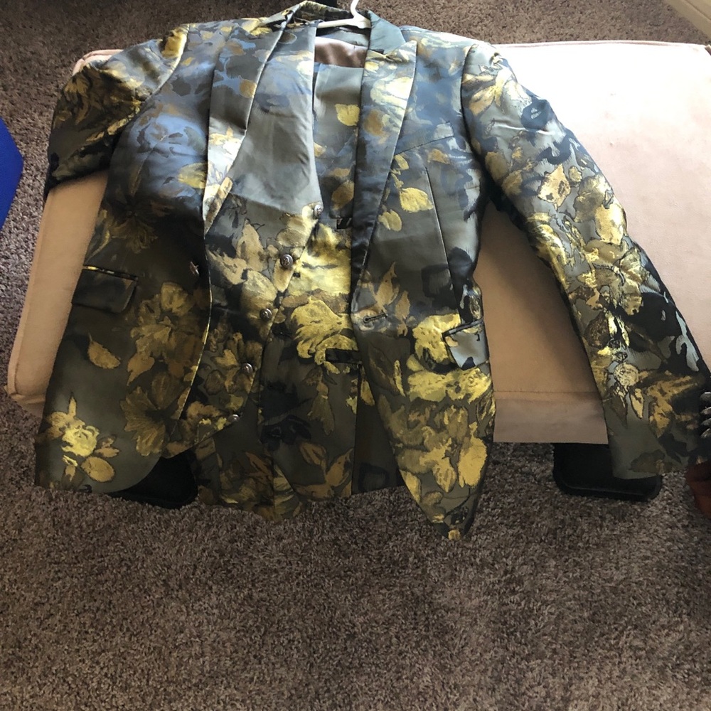 3 piece tailored suite for men or women!